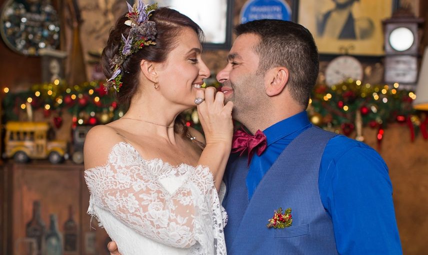 Ceyda Düvenci, Eşi Bülent Şakrak'ı Öpücüklere Boğdu!