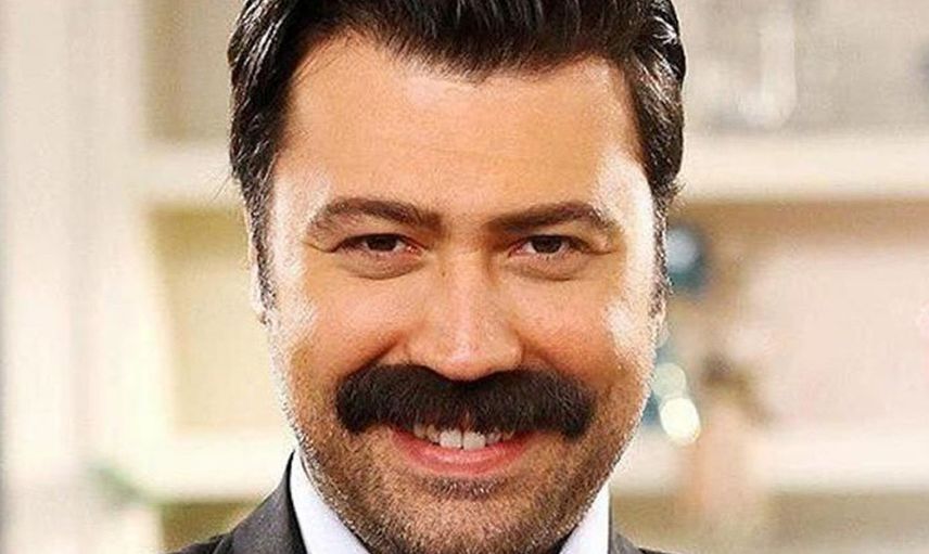 Taksim’in ortasında dudak dudağa yakalandılar! Bülent Emrah Parlak ve gizemli esmerin aşk gecesi: Meğer evli bir oyuncuymuş!