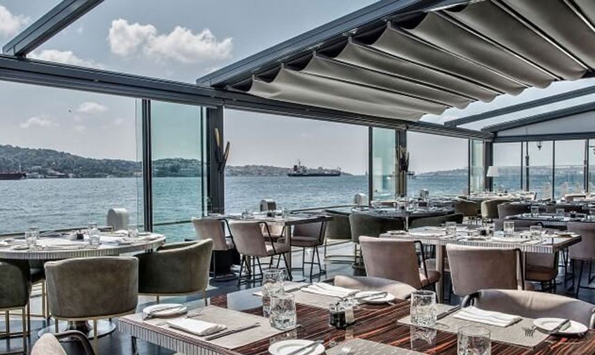 Çıplaklar restoranı açıldı önünde uzun kuyruklar oluştu burada giyinik olmak yasak!