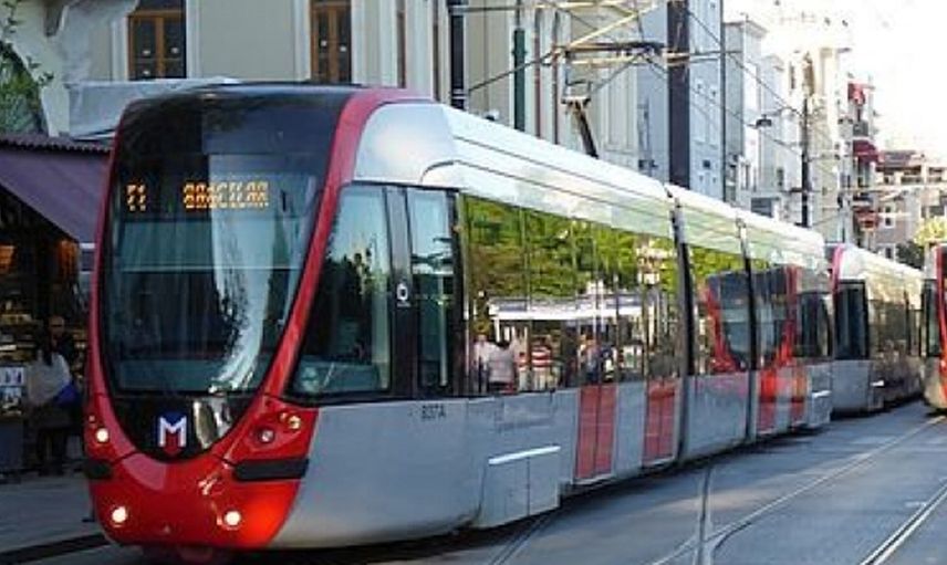 'Çıplaklıktan soğuduk artık be yeter ya hu!' Tramvay durağında sevgilisinin gözü önünde bacaklarını açtı öyle şeyler yaptı ki