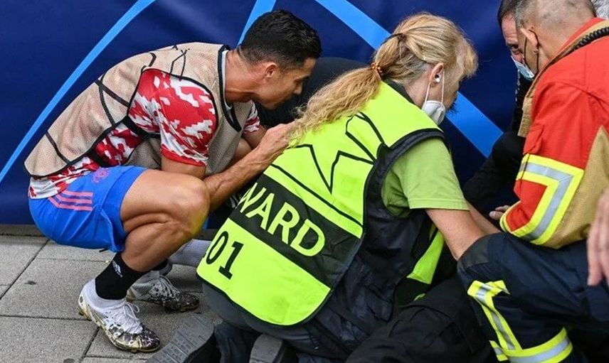 Cristiano Ronaldo Maçtan Önce Yaraladığı Saha Görevlisi Kadına Yardım Etti!