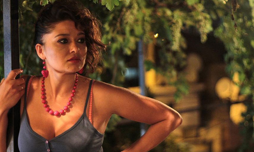 Nurgül Yeşilçay'dan iddialı pozlar: Kasığına kadar açılan yırtmaçlı elbisesiyle olay oldu!