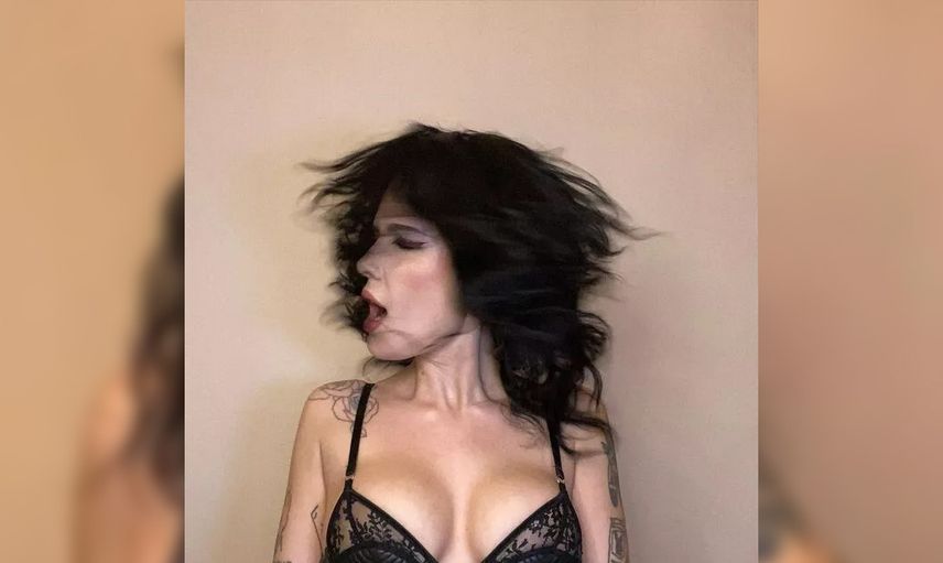Alev Aydın’la evli olan şarkıcı Halsey’in iç çamaşırlı pozları beğeni rekoru kırdı