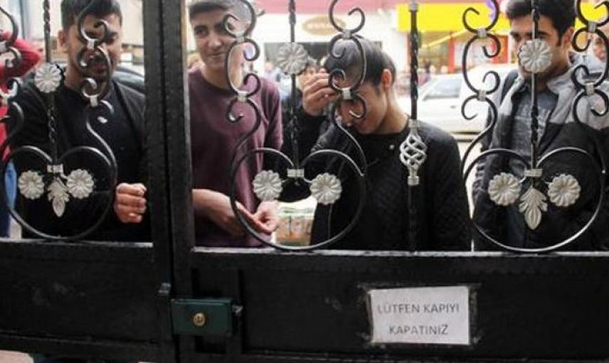 Değişmeyen Manzara: Sınava Geç Kalan Öğrenciler