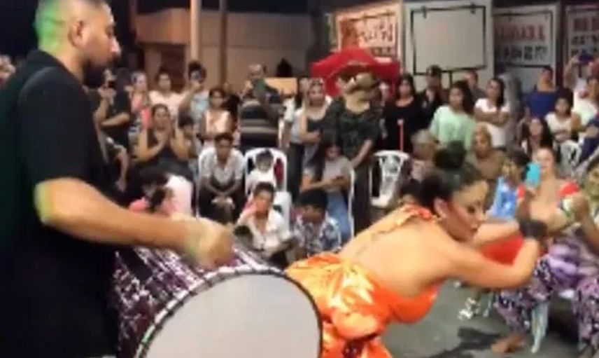 Kalça dansı yaptı