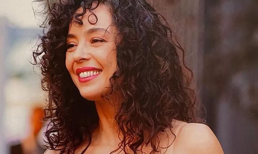 Azra Akın dışarıda olduğunu unuttu aşka geldi kocasını öpmelere doyamadı
