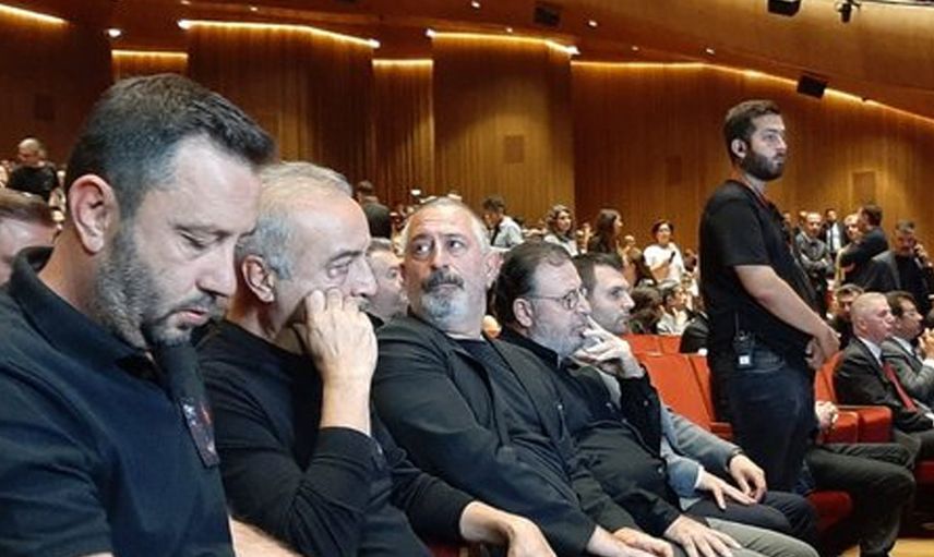 Özkan Uğur son yolcuğuna uğurlandı! Karacaahmet Mezarlığı'na defnedilen ünlü sanatçının cenazesinde zor anlar