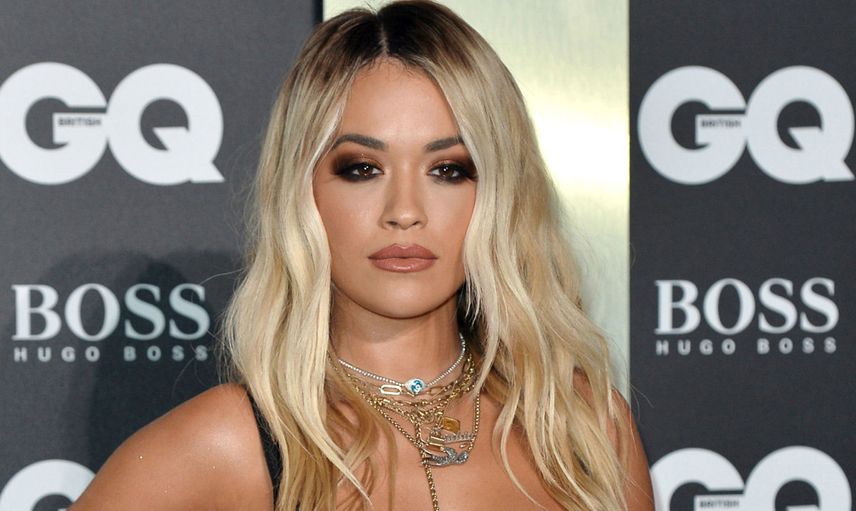 Dünyaca ünlü şarkıcı Rita Ora’nın sahil pozları ateş ediyor! Minicik bikinisiyle sere serpe çektirdiği fotoğraflar olay oldu