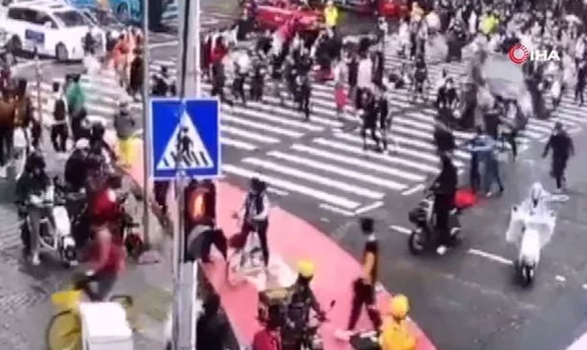 Katliam gibi kaza: Bir anda yayaların arasına daldı, çok sayıda ölü ve yaralı var
