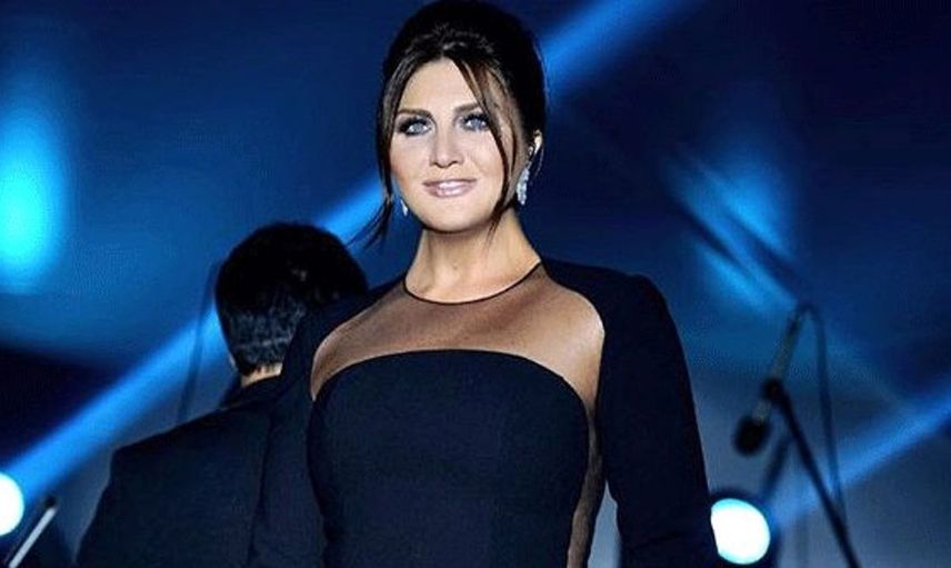 Sibel Can'a iş insanı hayranından dudak uçuklatan jest: Servet değerindeki hediyeyi sahnede taktı!