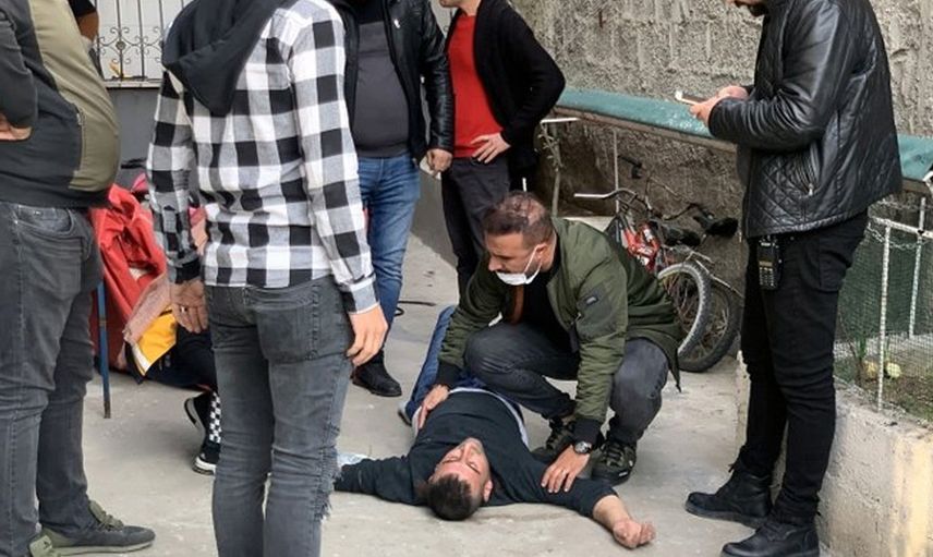 Adana'da Eşine Kızan Adam Komşusunun Üzerine Atladı