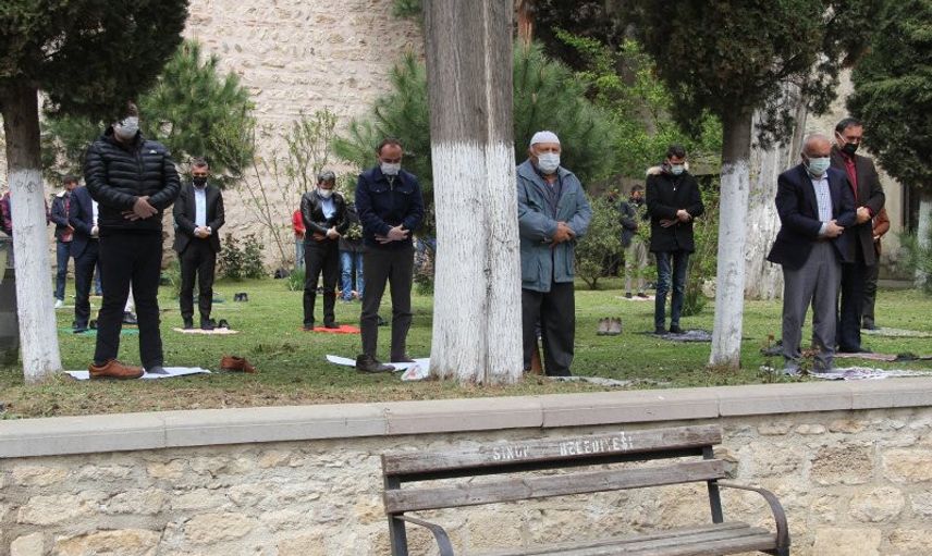 Tam Kapanmanın İlk Cuma Namazında Camiler Doldu