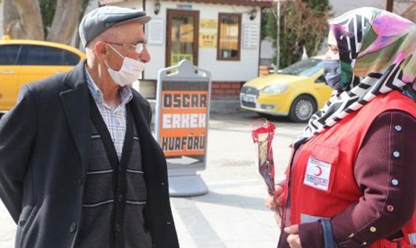 Kadın Cinayeti İşlenmeyen Şehirde Erkeklere Karanfil Dağıtıldı