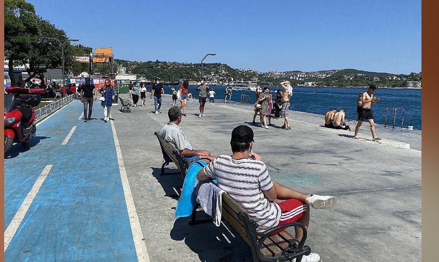Bebek sahilde rezil anlar! Yabancı uyruklu şahıs çırıl çıplak güneşlendi, başımıza taş yağacak
