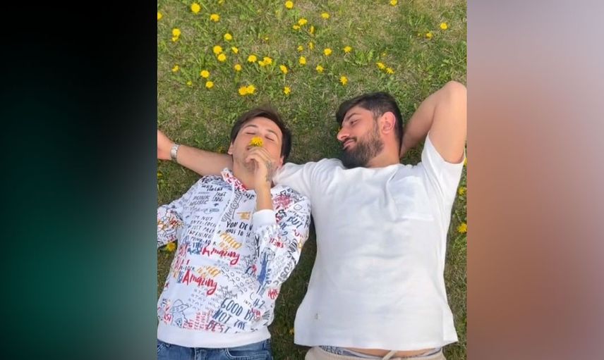 Az olmuş bu direkt herkesin önünde birlikte olun da rahatlayın... TikTok fenomeni Caner ve Nejdet'ten yeni bir yatak odası paylaşımı geldi... Gizlice her şeyi çekti
