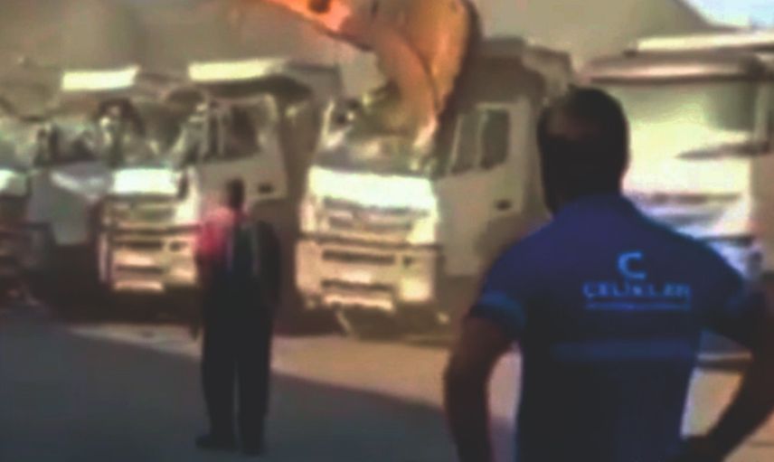 Parasını alamayan adam amcasının kamyonlarını kepçeyle ezdi