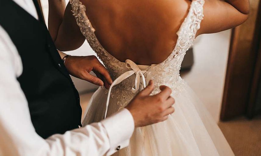 Damat ve gelinin odasına baskın yaptılar