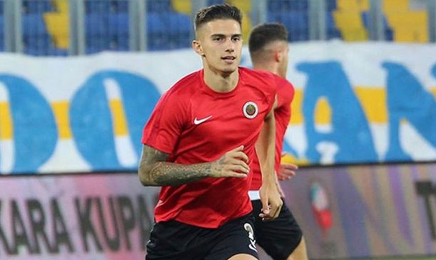 HANGİ TAKIMLARDA OYNADI?