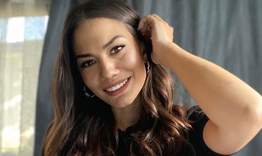 Dekolteyi Abartan Demet Özdemir 