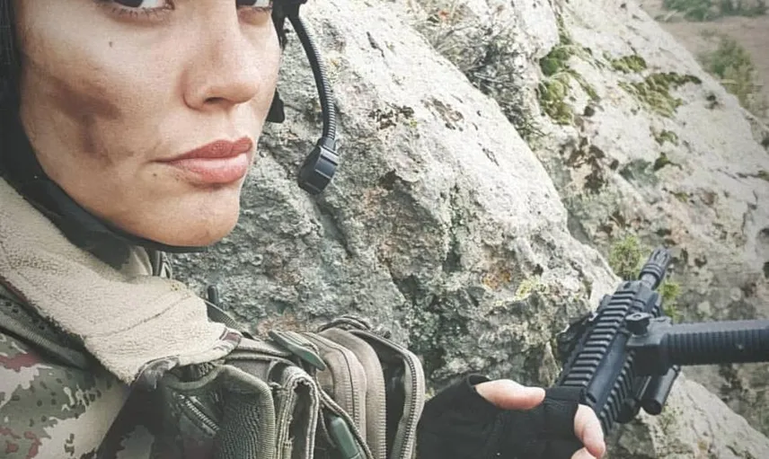  Gaye Turgut Evin'in Savaşçı Setinde Çok Eğleniyor
