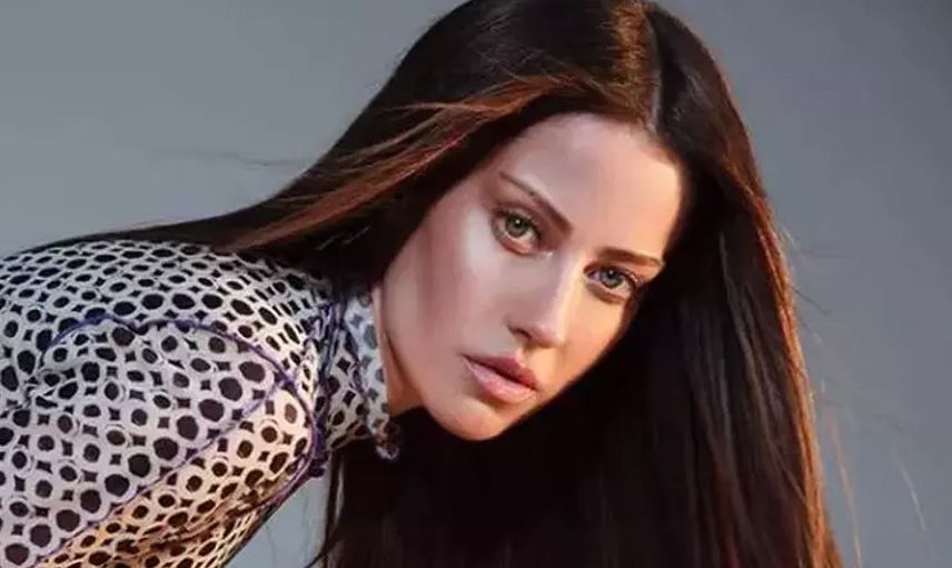 Derya Uluğ da külot trendine uydu: Bir bakan bir daha baktı! ''Altına bir şey giymedi sandım''