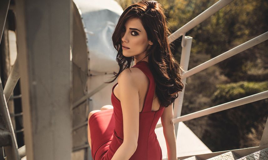 Dizisi final yapınca kendini serin sulara attı! Cansu Dere’nin sere serpe tatil pozları yürekleri hoplattı
