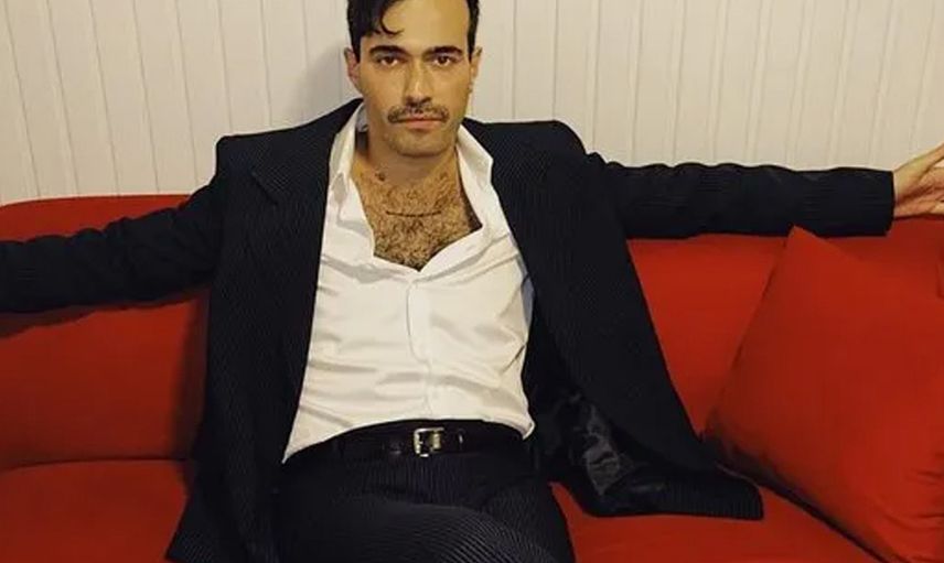 Serenay Sarıkaya ve Mert Demir'in gecesi olaylı bitti: Çiftten kare almak isteyen gazeteciye tekmeli saldırı!
