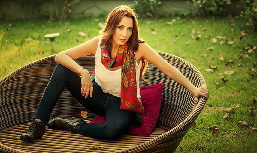 Dolunay Soysert'ten Derin Dekolteli Pozlar