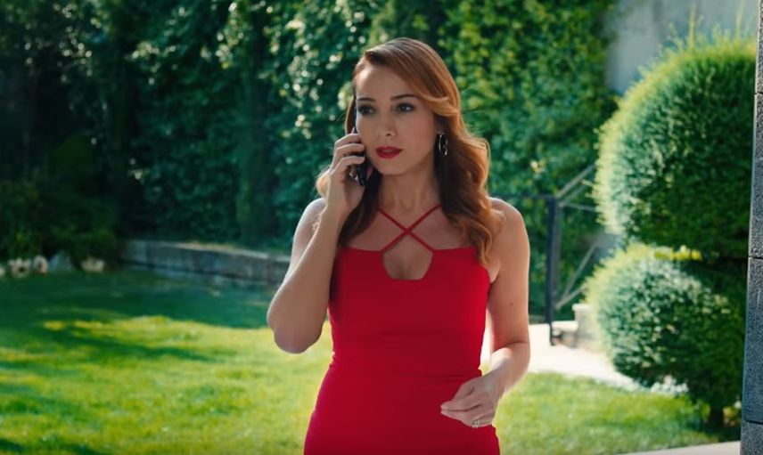 Dolunay Soysert'ten Derin Dekolteli Pozlar