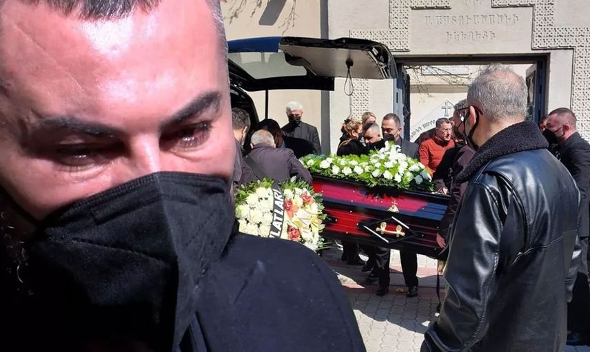 Bir evladın en acı günü: Babasını kaybeden Rober Hatemo cenazede gözyaşlarını tutamadı