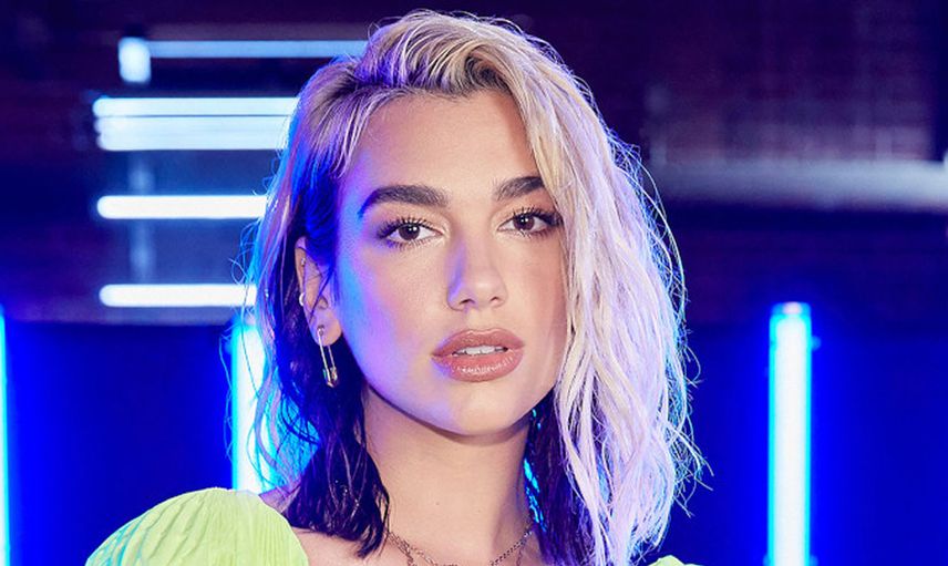 Dua Lipa minicik bikinisi ile yüzmeye çalıştı her yeri göründü ünlü isim frikik yağdırdı