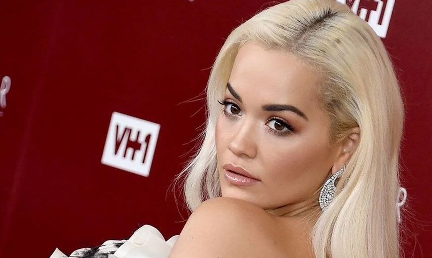 Dünyaca ünlü şarkıcı Rita Ora’nın sahil pozları ateş ediyor! Minicik bikinisiyle sere serpe çektirdiği fotoğraflar olay oldu