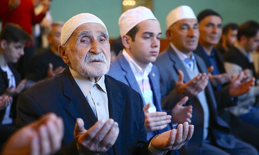 Dünyadaki Müslümanlar ramazan bayramı için saf tuttu!