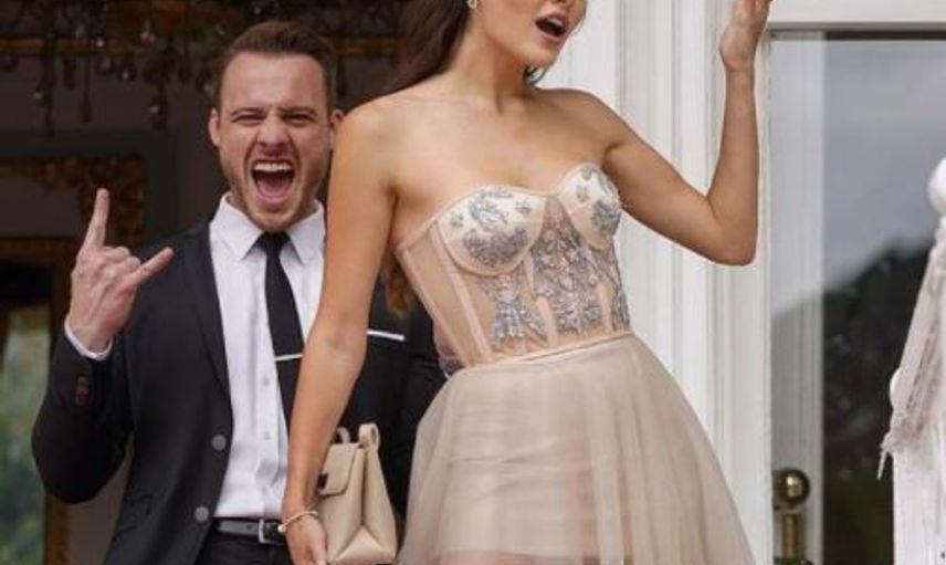 Kerem Bursin ve Hande Erçel'den Plaj Pozları! Şimdi De Bu Moda Oldu