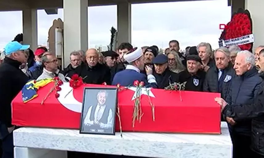 Tören istemiyorum yakılmak istiyorum demişti: Metin Uca'nın cenaze namazında büyük saygısızlık! İmam cenaze namazını kılarken…
