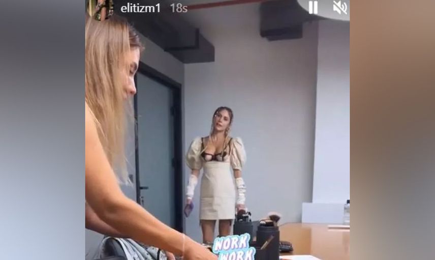 Ablasının göğüslerini paylaştı