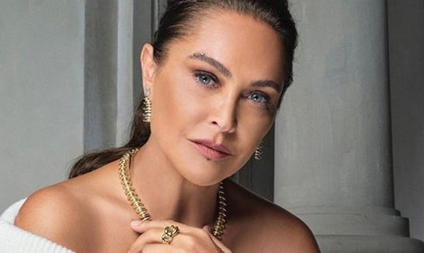 Hülya Avşar kamera karşısında soyundu 