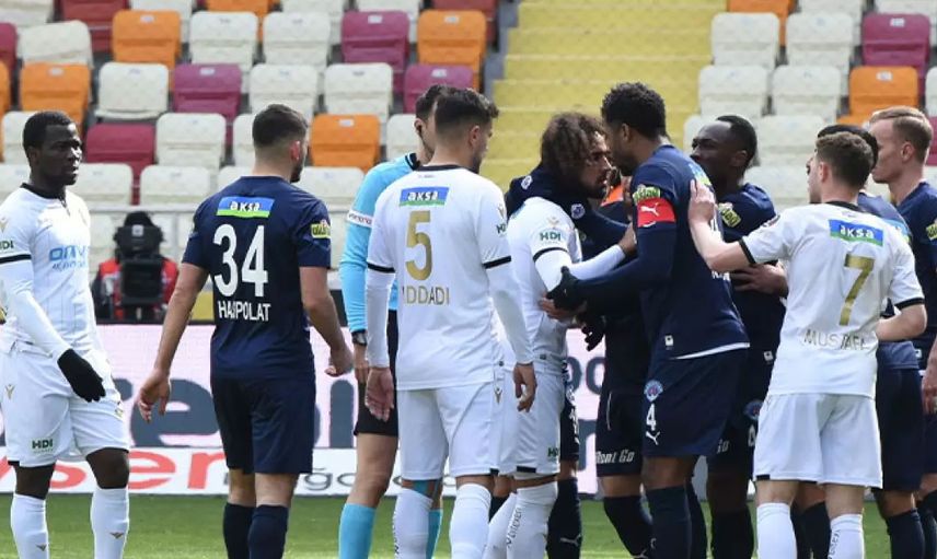 Süper Lig ekiplerinden Yeni Malatyaspor'da Sadık Çiftpınar, taraftarın protestosu nedeniyle oyundan çıkmak istedi!
