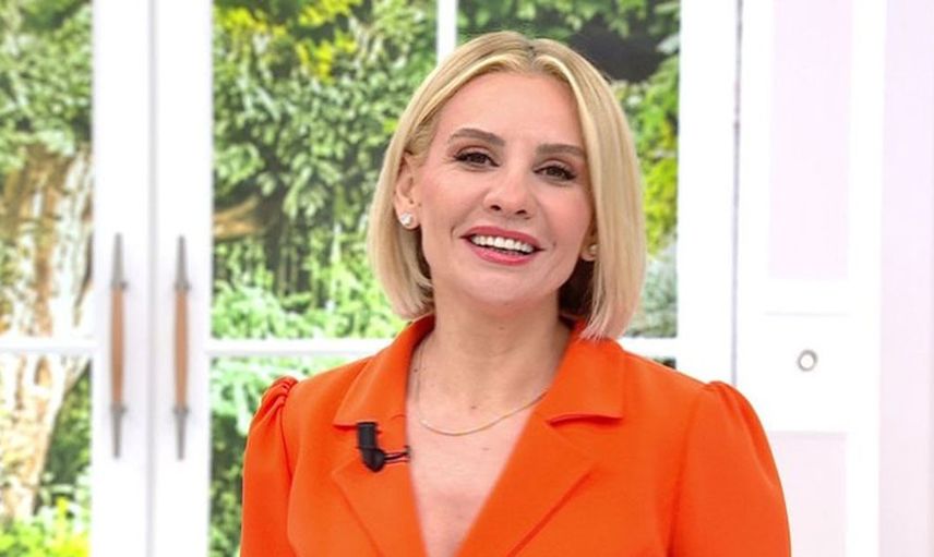 Türk televizyonunda bir ilk Esra Erol küsen çifti barıştırmak için stüdyoda her şeyini çıkarıp koştu
