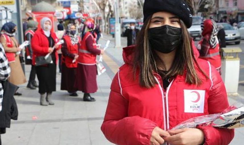 Kadın Cinayeti İşlenmeyen Şehirde Erkeklere Karanfil Dağıtıldı