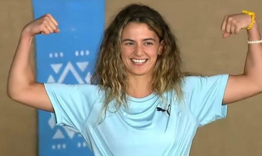Survivor Aleyna Çalışkan'dan Kalça Dekoltesi