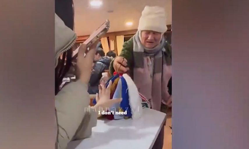 İyi insanlar hala var! Bir turist örgü lif satan yaşlı kadına 75 lira yerine 1750 lira ödeyince... O anlar viral oldu!