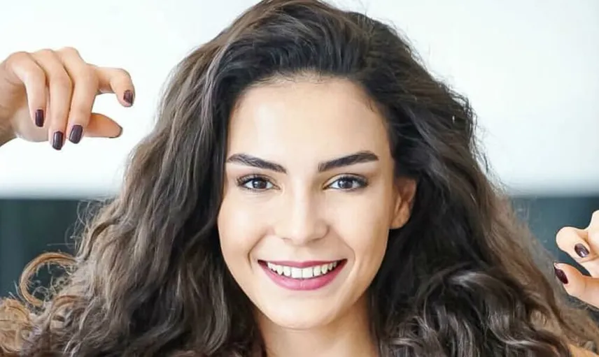 Ebru Şahin Yeni İmajıyla Beğeni Topladı