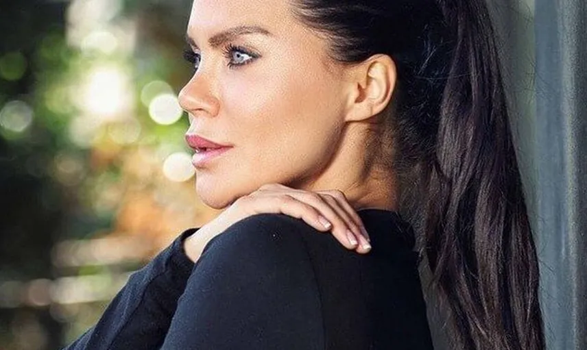 Ebru Şallı Photoshop'la Bacak Boyunu Uzatınca Alay Konusu Oldu
