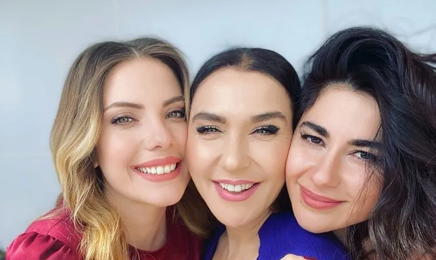 Eda Ece, Nesrin Cavadzade ve Şevval Sam’la Fotoğrafını Paylaştı