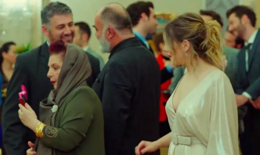 Yasak Elma Dizisinin Yıldız'ı Eda Ece'nin Göğüs Dekoltesi Olay Oldu