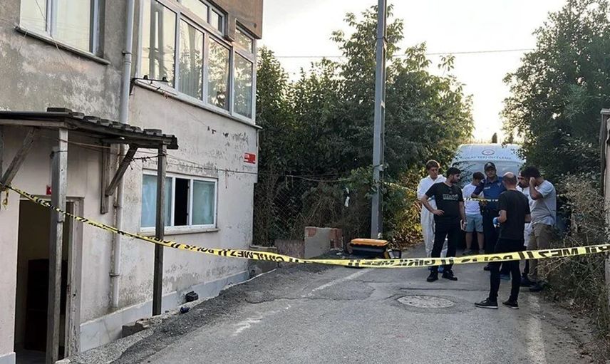 Sultangazi'de kan donduran olay! Kötü kokular üzerine gelen ev sahibi bazanın içinde gördüğü şeyle şoke oldu