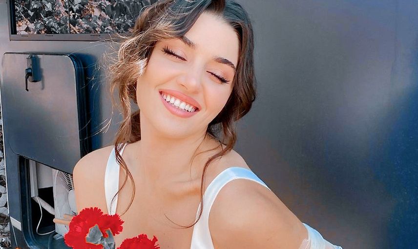 Sır Gibi Saklıyordu: Hande Erçel’in Gerçek Boyu Ortaya Çıktı