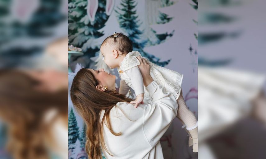 Hazal Kaya'nın kızı Leyla Süreyya büyüdü! Güzel oyuncu kızının yüzünü ilk kez gösterdi: Aynı annesi!