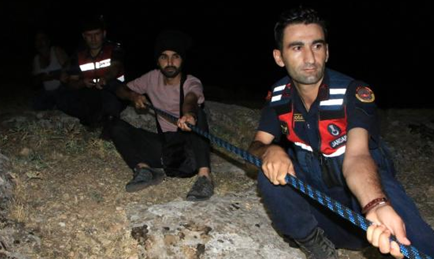 Elazığ’da Uçurumun Eşiğinde Kalan Kadın İçin Film Sahnelerini Aratmayan Bir Operasyon Düzenlendi